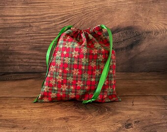Sac cadeau de Noël en tissu écologique réutilisable. Sac cadeau Flocons de neige de Noël. Ruban vert. Taille: 23x23cm-FGB86