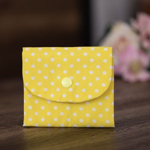 Monedero hecho a mano, tarjetero, minicartera para mujer, monedero con 3 compartimentos. Diseño de lunares blancos - CP26