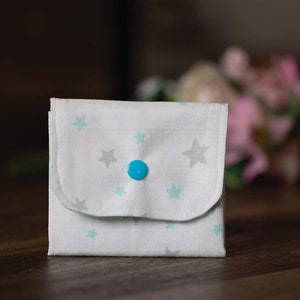 Monedero hecho a mano, tarjetero, minicartera para mujer, monedero infantil con 3 compartimentos. Diseño de estrellas CP07