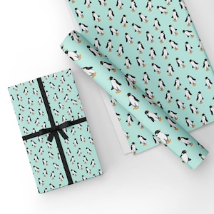 Confezione regalo pinguino. Carta da regalo grande in blu + etichetta regalo abbinata. Confezione regalo di qualità. DIMENSIONE STANDARD 50 cm x 70 cm-LG12