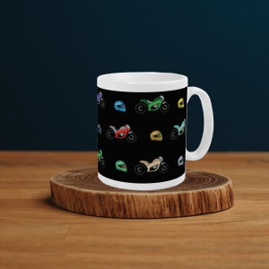 Puede incluir: Taza de cerámica blanca con fondo negro y un patrón repetido de motocicletas y cascos coloridos.