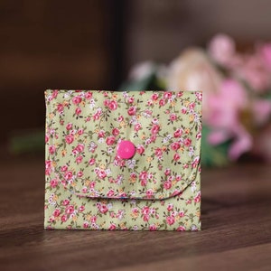 Monedero hecho a mano, tarjetero, minicartera para mujer, monedero infantil con 3 compartimentos. Diseño floral verde - CP14