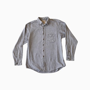 Op de afbeelding: Een overhemd met lange mouwen en knoopsluiting, voorzien van een fijn navyblauw en wit gingham-ruitpatroon. Het overhemd heeft een puntige kraag, een enkele borstzak aan de linkerzijde, knoopmanchetten aan de mouwen en een centrale knoopsluiting.