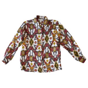 Camisa vintage de los 90, talla 2, con estampado barroco paisley, de corte clásico y elegante.