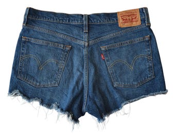 Pantalones cortos vaqueros Levi’s 501, talla 28, tiro alto, bajo deshilachado.
