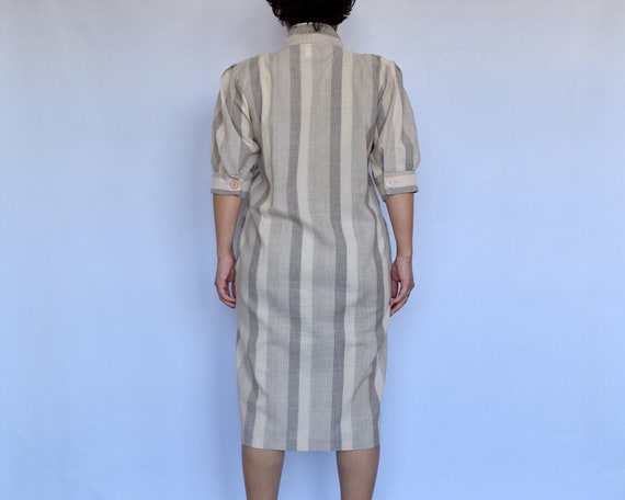 light beige and gray minimalist 1980s shirtdress … - image 3