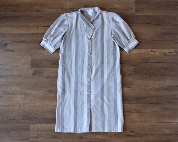 light beige and gray minimalist 1980s shirtdress … - image 5