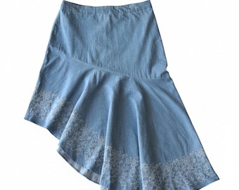 Asymmetrisk denimkjol i vintagestil från Y2K - Broderad blommig fåll - Storlek 12