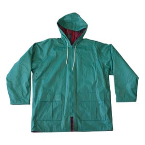 Op de afbeelding: Een teal groene regenjas met capuchon, een lange ritssluiting en twee voorzakken. De binnenvoering van de capuchon en de zoom heeft een rood-zwart ruitpatroon. De jas heeft een capuchon met trekkoord en is gemaakt van waterdicht materiaal.