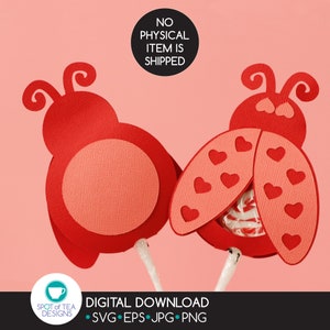 Puede incluir: Descarga digital de dos soportes para piruletas de mariquita roja con corazones recortados. Los soportes están diseñados para sujetar una piruleta. El texto "NO PHYSICAL ITEM IS SHIPPED" está en negro sobre un círculo blanco. El texto "SPOT of TEA DESIGNS" está en blanco sobre un círculo verde con un icono de taza de té. El texto "DIGITAL DOWNLOAD" está en negro. El texto "SVG EPS JPG PNG" está en negro.