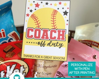 Puede incluir: Una etiqueta de regalo PDF imprimible con un diseño de softbol. La etiqueta dice "COACH off duty" en rojo y blanco, con un gráfico de softbol amarillo. La etiqueta está rodeada de estrellas rojas, amarillas y negras. La etiqueta está diseñada para ser personalizada.