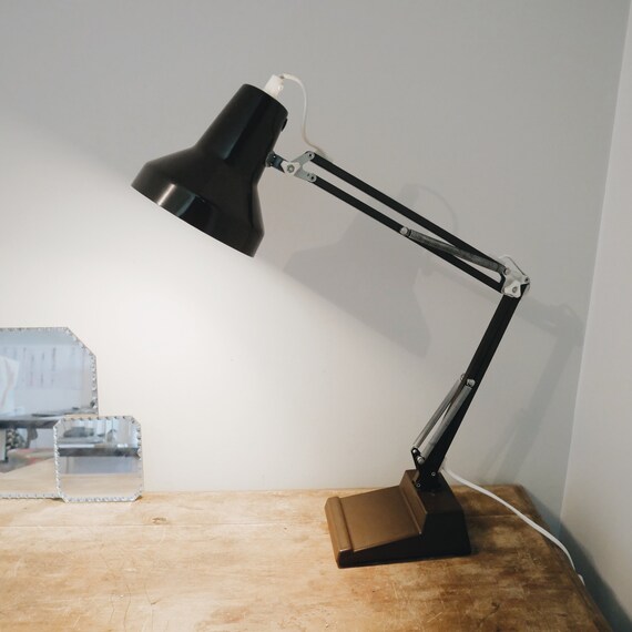 articulated desk lamp