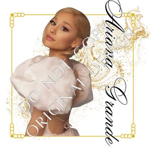 Puede incluir: Imagen con Ariana Grande, con el texto "Ariana Grande" en escritura elegante. La imagen tiene un fondo blanco con un borde y acentos dorados. También están presentes las palabras "DO NOT ORIGINAL COPY DESIGN".