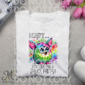 Könnte beinhalten: Weißes T-Shirt mit einer bunten Grafik eines pelzigen Wesens mit dem Text "Ich kann nicht... Es ist Zeit für eine Tanzparty!"