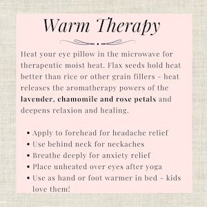 Op de afbeelding: Een roze kaart met de woorden "Warm Therapy" in elegant schrift. De tekst beschrijft het gebruik van een oogkussen dat in de magnetron wordt verwarmd voor therapeutische vochtige warmte, met lavendel, kamille en rozenblaadjes. Opsommingstekens geven de toepassingen weer.