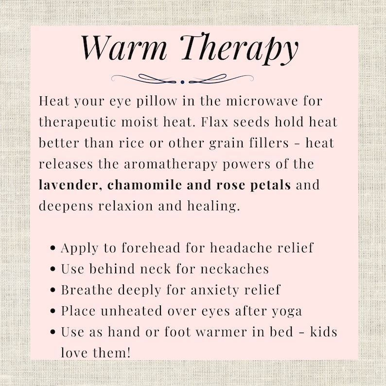 Op de afbeelding: Een roze kaart met de woorden "Warm Therapy" in elegant schrift. De tekst beschrijft het gebruik van een oogkussen dat in de magnetron wordt verwarmd voor therapeutische vochtige warmte, met lavendel, kamille en rozenblaadjes. Opsommingstekens geven de toepassingen weer.