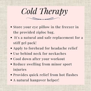 Op de afbeelding: Een roze kaart met de tekst "Cold Therapy" en opsommingstekens die de toepassingen van een oogkussen opsommen, waaronder hoofdpijnverlichting, nekpijn en het verminderen van zwelling. De achtergrond is lichtbeige van textuur.