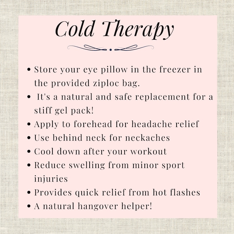 Op de afbeelding: Een roze kaart met de tekst "Cold Therapy" en opsommingstekens die de toepassingen van een oogkussen opsommen, waaronder hoofdpijnverlichting, nekpijn en het verminderen van zwelling. De achtergrond is lichtbeige van textuur.