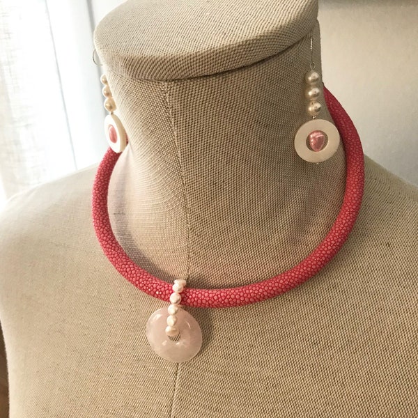 Galuchat set, freshwater pearls, pink quartz and silver, necklace with pendant and earrings, pink ray leather