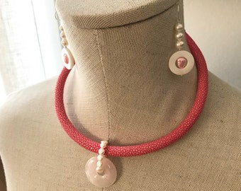 Parure en Galuchat, perles d'eau douce, quartz rose et argent, collier avec pendentif et boucles d'oreilles, cuir de raie rose