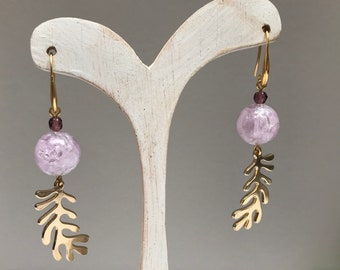 Boucles d'oreilles perles mauve, cristal et feuilles dorées