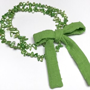 Sautoir vert en perles d'eau douce transformable en collier double rang avec ruban noeud image 3