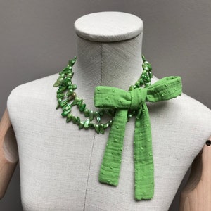 Sautoir vert en perles d'eau douce transformable en collier double rang avec ruban noeud image 10