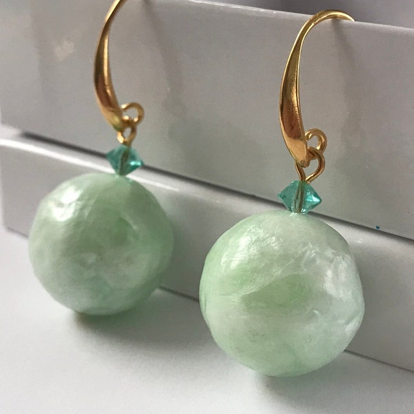 Boucles d'oreilles Boule nacrée vert d'eau et cristal Swarovski