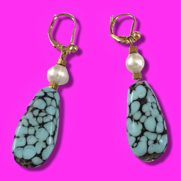 Perles turquoise en verre artisanal marbré avec perles d'eau douce ,dormeuses en plaqué or.