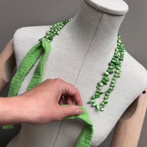 Sautoir vert en perles d'eau douce transformable en collier double rang avec ruban noeud image 4