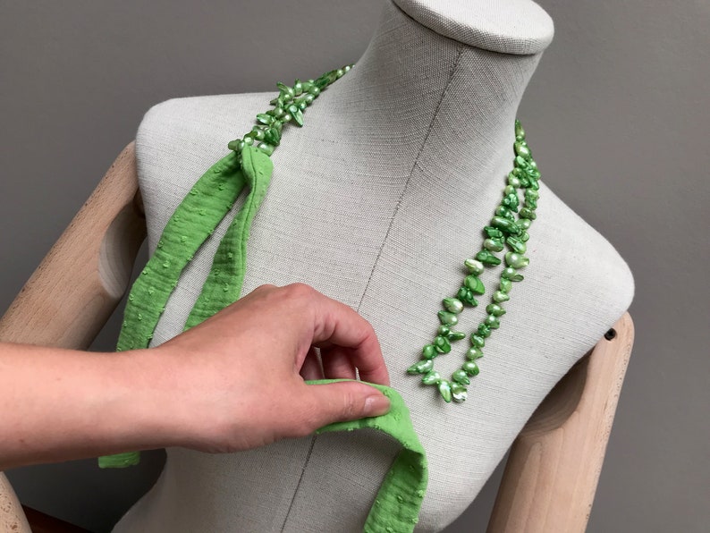 Sautoir vert en perles d'eau douce transformable en collier double rang avec ruban noeud image 4