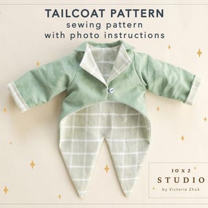 Puede incluir: Un patrón de costura de frac verde con instrucciones fotográficas. El patrón está hecho de una tela a cuadros y tiene una cola larga. El patrón es para un frac de niño.