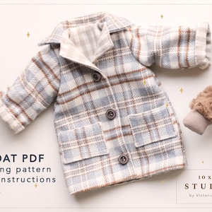 Puede incluir: Un abrigo a cuadros en tonos azules, blancos y marrones, con solapas, dos bolsillos delanteros y tres botones. El abrigo tiene un forro a cuadros en contraste. El texto "COAT PDF sewing pattern with instructions" es visible.