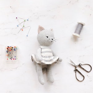 Cat with dress pattern and tutorial. 7 tall 18 cm image 4