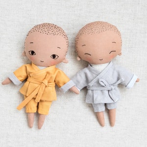 Patron de couture Ping the Shaolin Monk boy et instructions détaillées en anglais (8"/20 cm de haut)