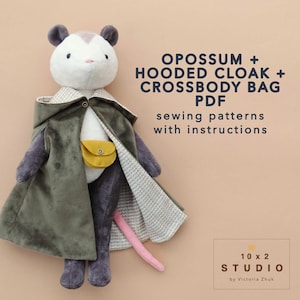 Może przedstawiać: Pluszowy opos z zielonym płaszczem z kapturem i żółtą torbą na ramię. Obraz zawiera tekst "OPOSSUM + HOODED CLOAK + CROSSBODY BAG PDF sewing patterns with instructions."