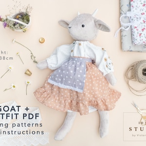 Op de afbeelding: Een zachte geitenpop, ongeveer 38 cm hoog, gekleed in een bloemen geborduurde blouse en een rok met patroon. De afbeelding bevat naaipatronen, madeliefjes en de tekst "GOAT + OUTFIT PDF sewing patterns with instructions."