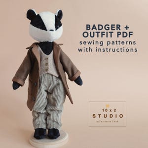 Może przedstawiać: Pluszowa lalka borsuka w brązowym płaszczu, kamizelce i sztruksowych spodniach. Borsuk ma czarno-białą głowę i stoi na drewnianej podstawie. Tekst na zdjęciu brzmi: "BADGER + OUTFIT PDF sewing patterns with instructions."