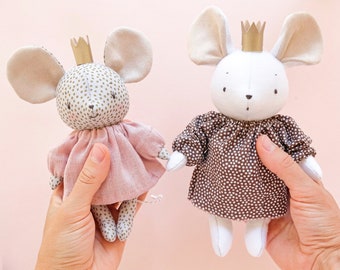 Mama and baby mouse sewing pattern and tutorial.  7" tall ( 18 cm ) with crown and dress.