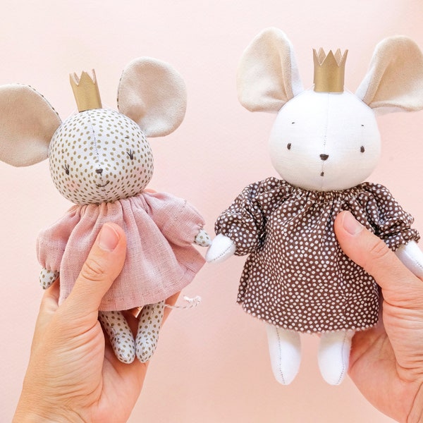 Mama and baby mouse sewing pattern and tutorial.  7" tall ( 18 cm ) with crown and dress.