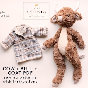 Può includere: Un cartamodello per un giocattolo di peluche di mucca o toro e un cappotto a quadri. Il cartamodello include istruzioni ed è per un giocattolo alto 38 centimetri. L'immagine mostra una mucca di peluche marrone e un cappotto a quadri.