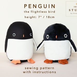 Puede incluir: Patrón de costura para un juguete de peluche de pingüino, de 18 cm de alto. El patrón incluye instrucciones. La imagen muestra dos juguetes de pingüino terminados, uno negro y blanco y otro negro con un diseño de flor blanca.