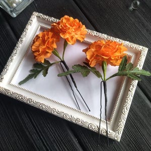 Marigold hair pin, Orange flower clip for Bride, Fall wedding hair flower, Gift for her, Autumn Wedding