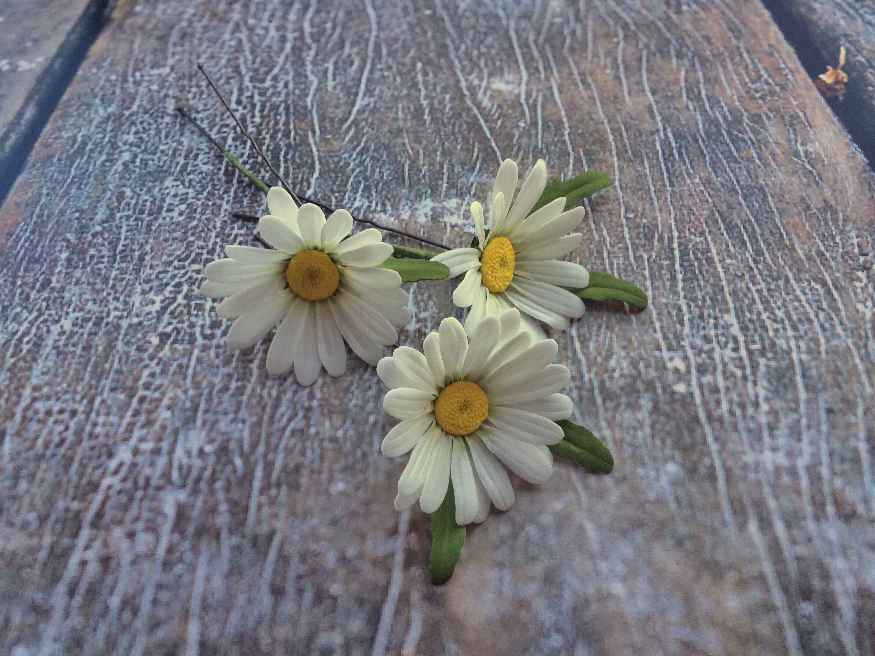 Daisy hair pins White daisy hair flower Wedding hair piece Wedding hair flower accessories Summer flowers Rustic wedding Daisy headpiece