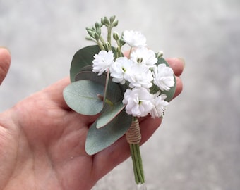 Boutonnière de eucalipto y paniculata, boutonnière rústico para boda, prendedor para el novio, broche floral para padrinos de boda, accesorio floral para boda