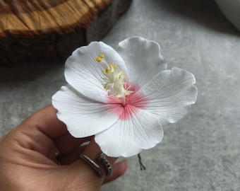 Weißer Hibiskus-Haarclip, Blumenclip hawaiianisch, Brauthaarteil, Tropischer Haarblumenpin, Strandhochzeitsparty, Hochzeitblumenzubehör
