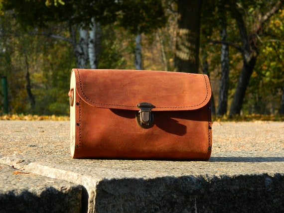 Besace en cuir fabrication, sacoche en cuir artisanale française