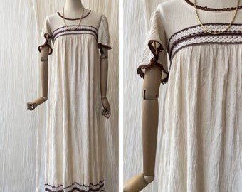 maxi abito vintage in garza beige anni '70 con dettagli all'uncinetto taglia xs