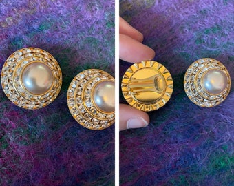 Pendientes de clip de perlas grandes vintage de los años 80 con cuentas de pedrería