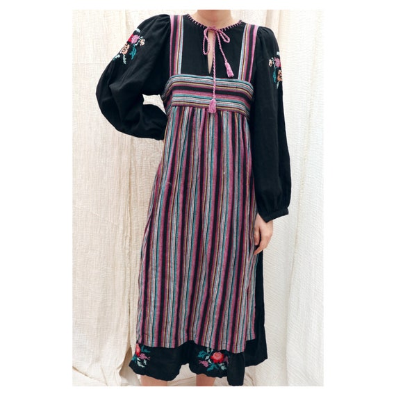 1970's Vintage embroidered cotton folklore folk fa